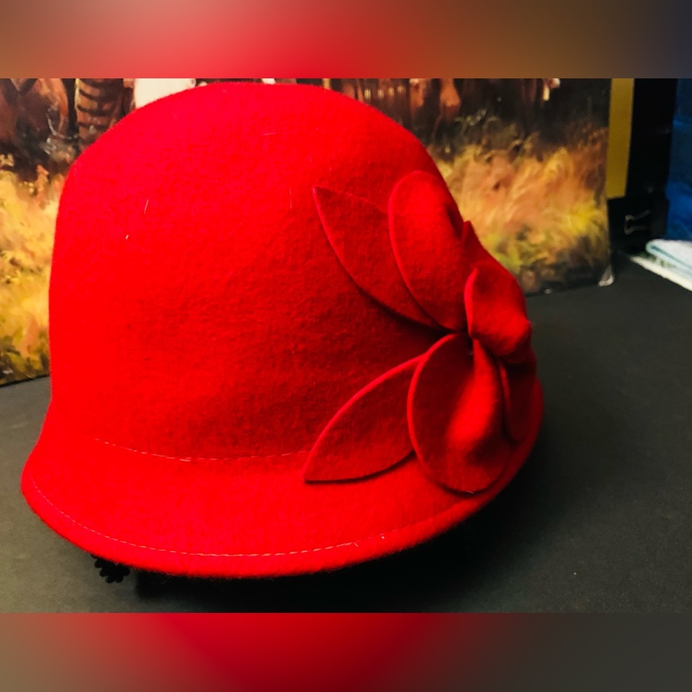 New Unbranded Red Felt Hat with Detail side or front appliqué.  Perfect time ❤️